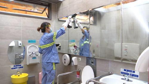 深化 厕所革命 宝山公厕引进新型保洁设备